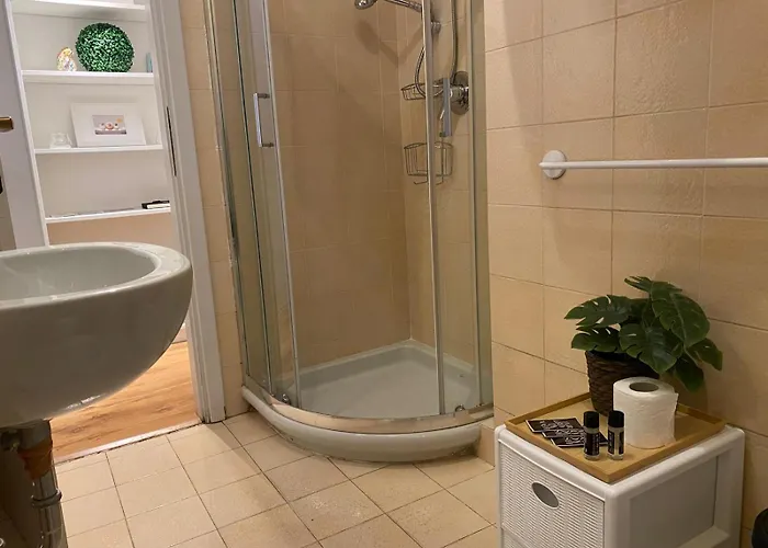 Fabe Al Piano Terra Nel Cuore Di アパート *